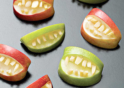 Hoa quả được gọt tỉa dưới hình dạng những bộ răng kinh dị