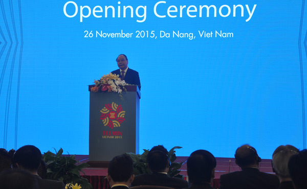 Phó Thủ tướng Chính phủ Nguyễn Xuân Phúc phát biểu tại Lễ khai mạc Hội nghị Bộ trưởng Viễn thông và Công nghệ thông tin ASEAN lần thứ 15 (TELMIN 15) tổ chức tại thành phố Đà Nẵng sáng nay (26/11).