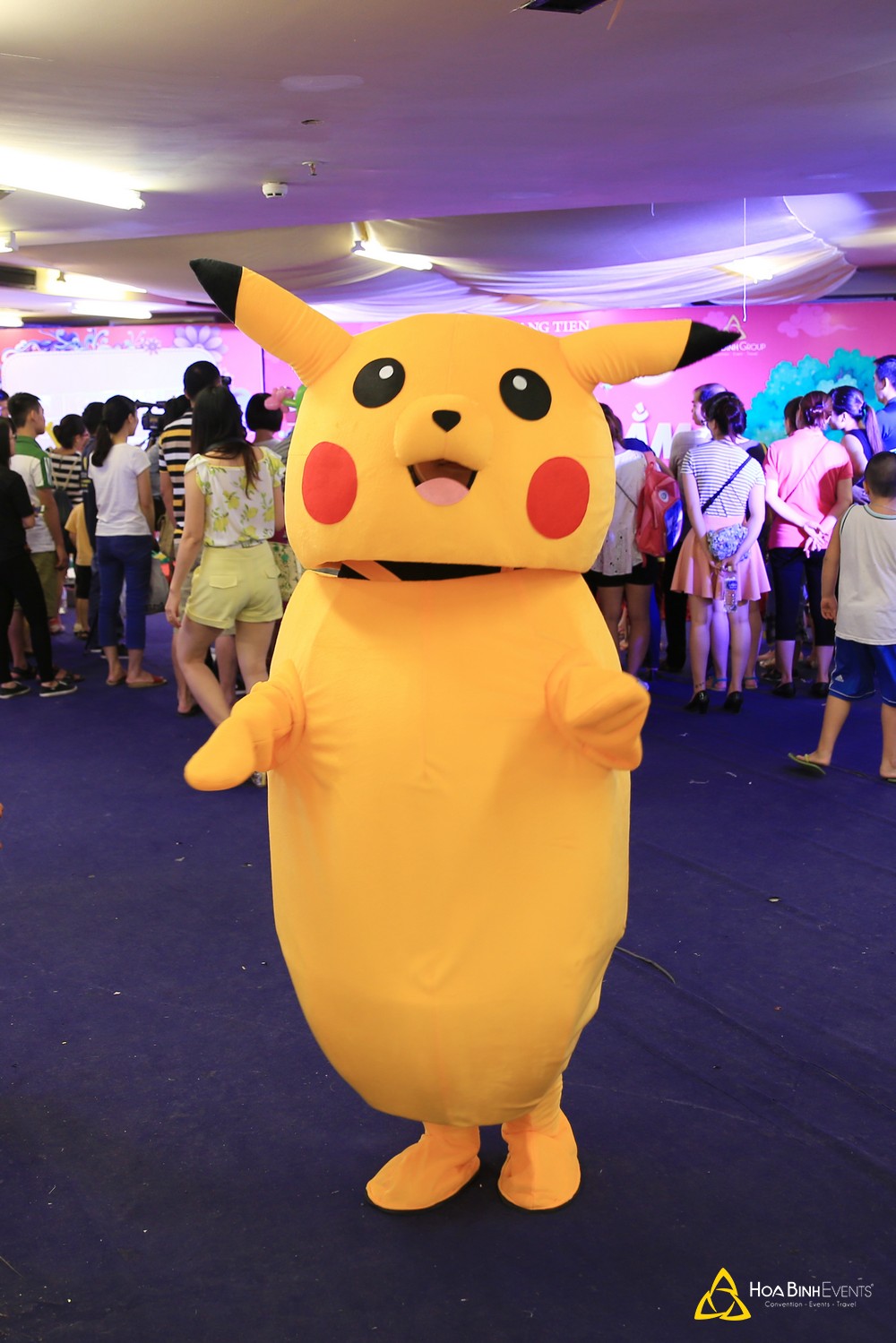 Hoạt náo viên mascot trong bộ trang phục Pikachu