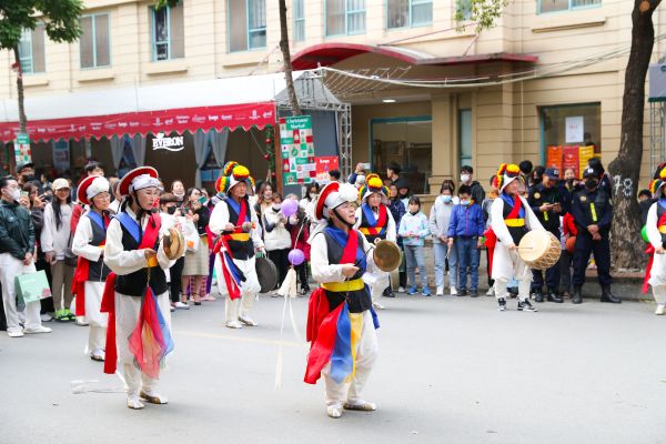 Biểu diễn tiết mục truyền thống của Hàn Quốc ngoài trời