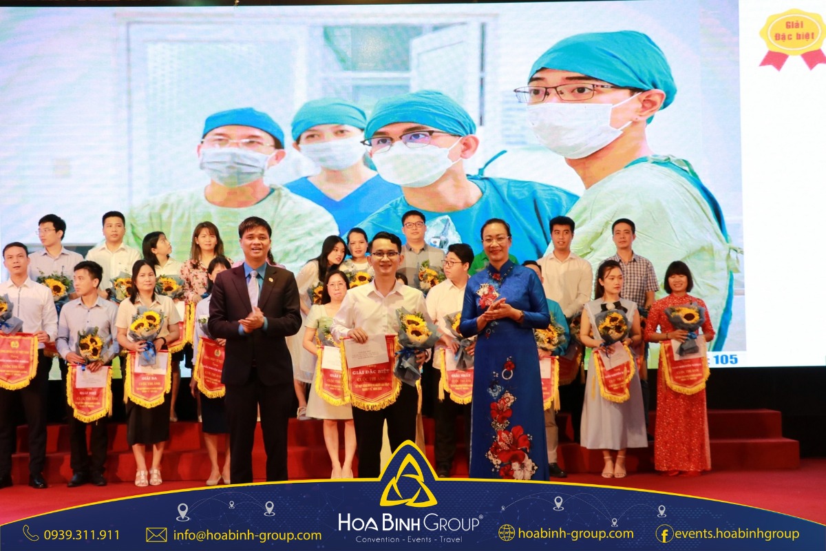Hội nghị đã trao phần thưởng cho các y bác sĩ giỏi