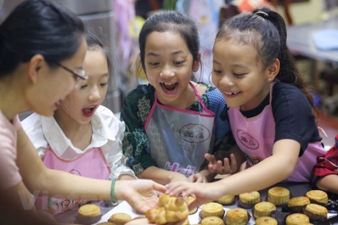 Ngày hội đón trăng sẽ trở nên ý nghĩa hơn với các em nhỏ khi được tự học cách làm bánh truyền thống
