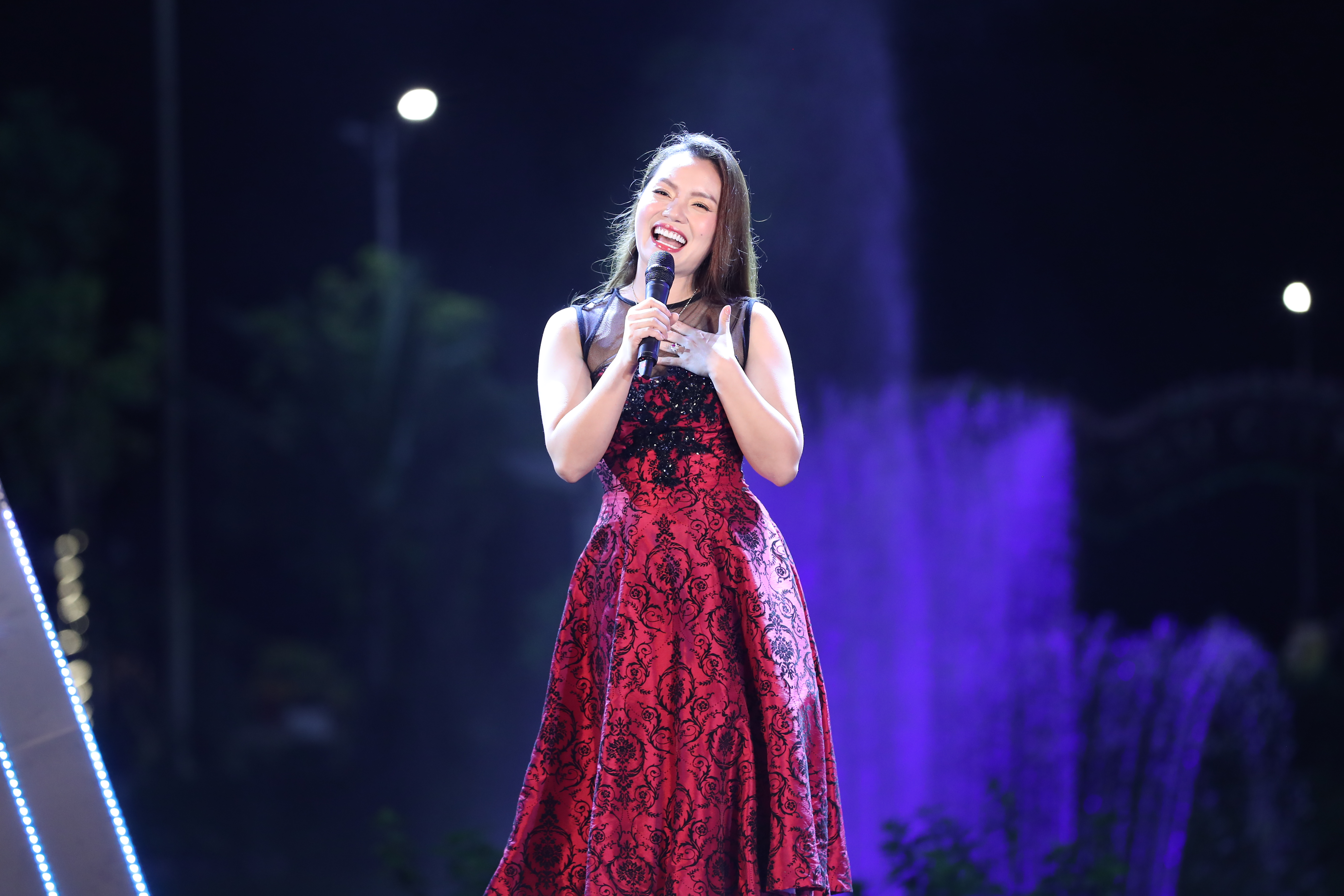 Nữ ca sĩ Ngọc Anh biểu diễn tại sự kiện