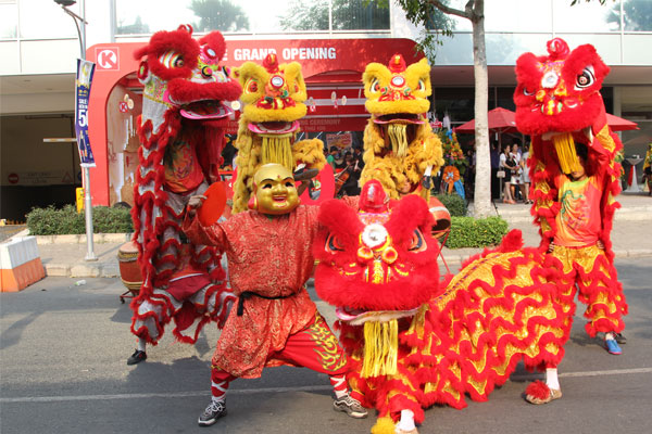 Múa lân biểu diễn sự kiện 1/6 là một loại hình nghệ thuật biểu diễn dân gian đường phố, có nguồn gốc từ Trung Quốc