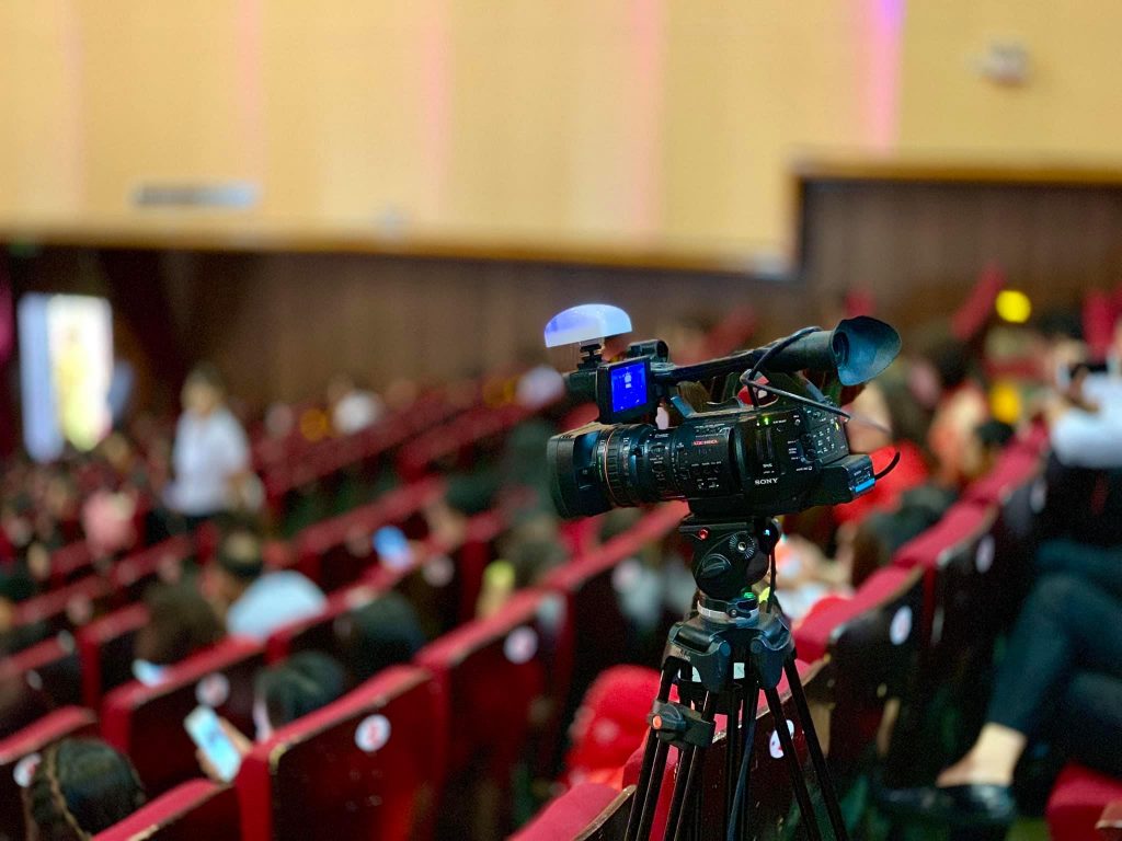 Cho thuê máy quay là dịch vụ được nhiều người lựa chọn tại HoaBinh Events. 