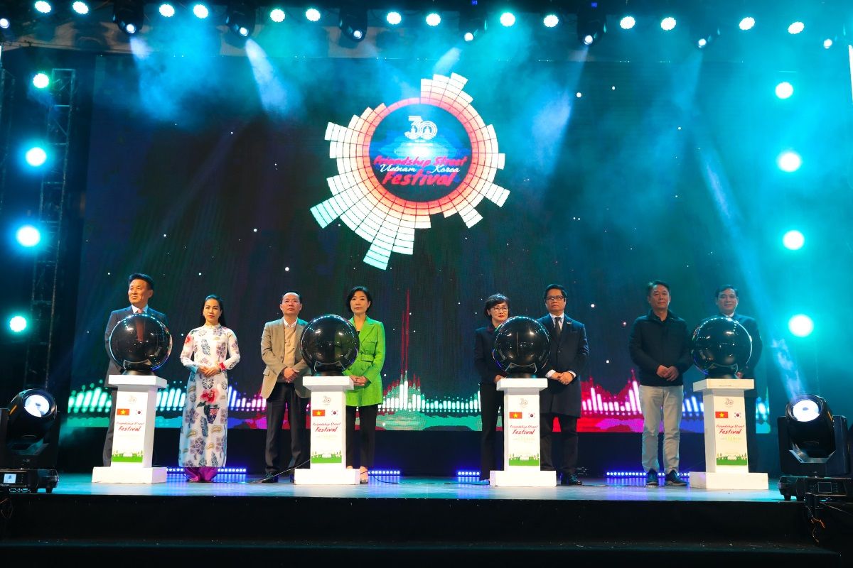 các đại biểu nhấn nút khởi động Lễ hội Con đường văn hoá hữu nghị Việt Hàn 2022