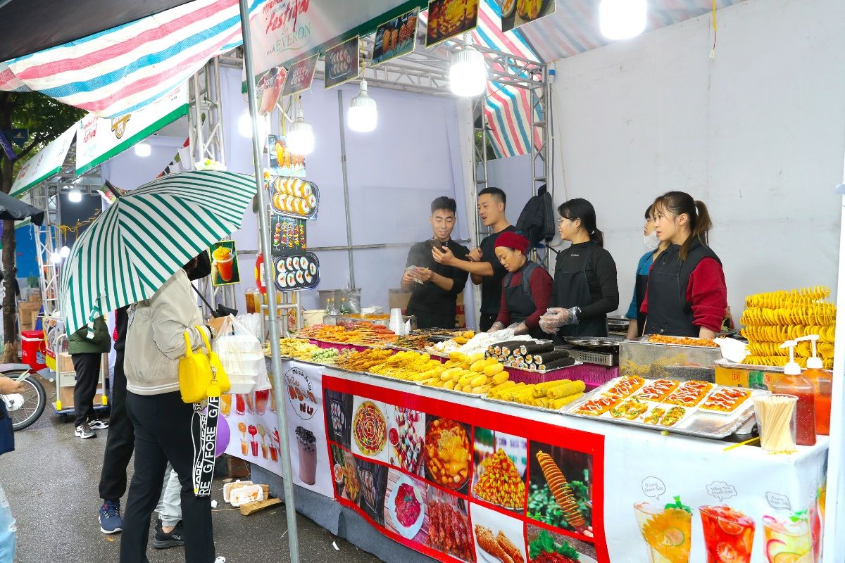 Các gian hàng ẩm thực với đa dạng các món ngon Hàn Quốc được set up tại sự kiện
