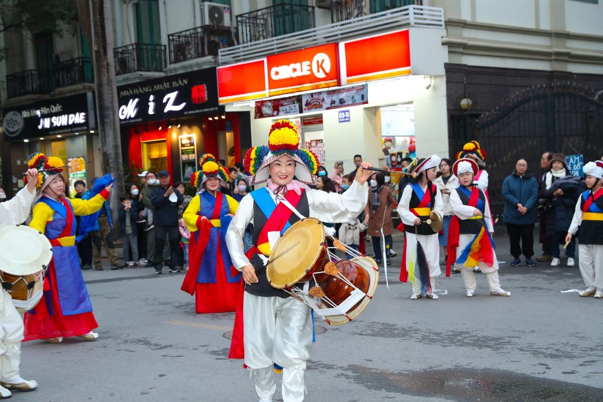 Các nghệ sĩ Hàn Quốc biểu diễn nghệ thuật múa trống truyền thống Samulnori tại sự kiện