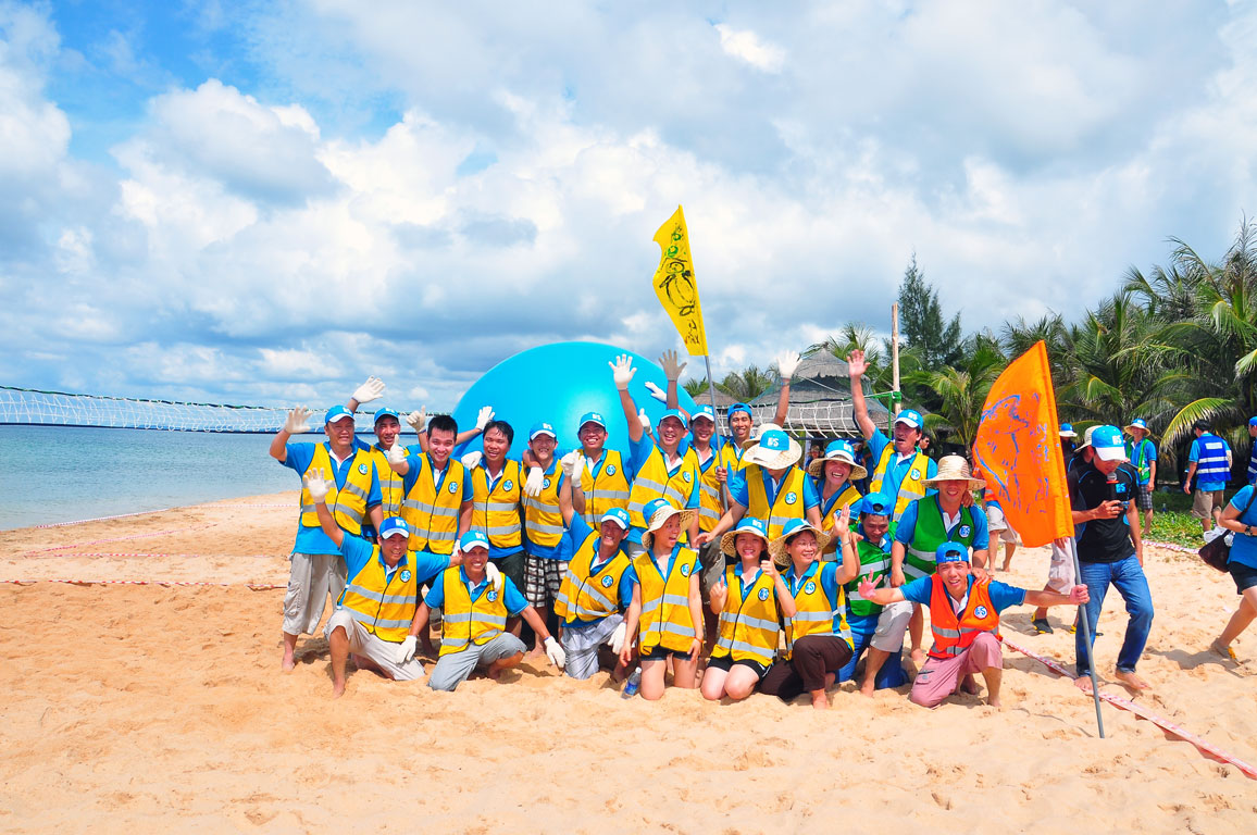 Team building bãi biển là hoạt động xây dựng đội nhóm được tổ chức ở bãi biển