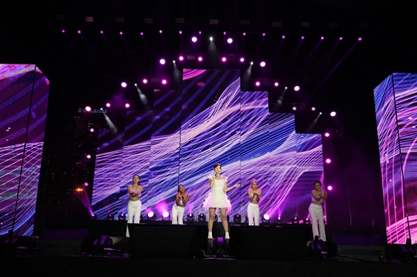 Ánh sáng kết hợp với các hiệu ứng màn hình LED trên sân khấu K-EXPO Concert 2022