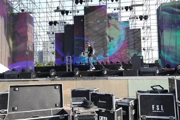 Hòa Bình Events đang setup hệ thống âm thanh ánh sáng K-EXPO Concert