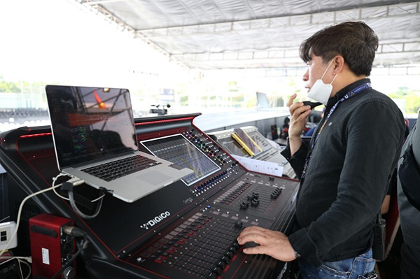 Kỹ thuật viên Hòa Bình Events test âm thanh trước khi sự kiện K- Expo Concert diễn ra