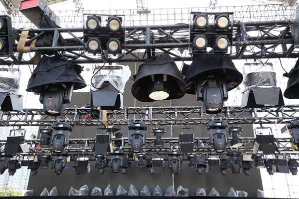 Các loại đèn được lắp đặt ở vị trí phù hợp để tạo hiệu ứng ánh sáng cho K-EXPO Concert