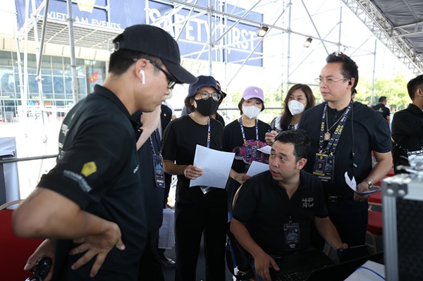 Ông Jackie Hân - Tổng Đạo diễn K-EXPO Việt Nam đang điều hành đội ngũ nhân sự