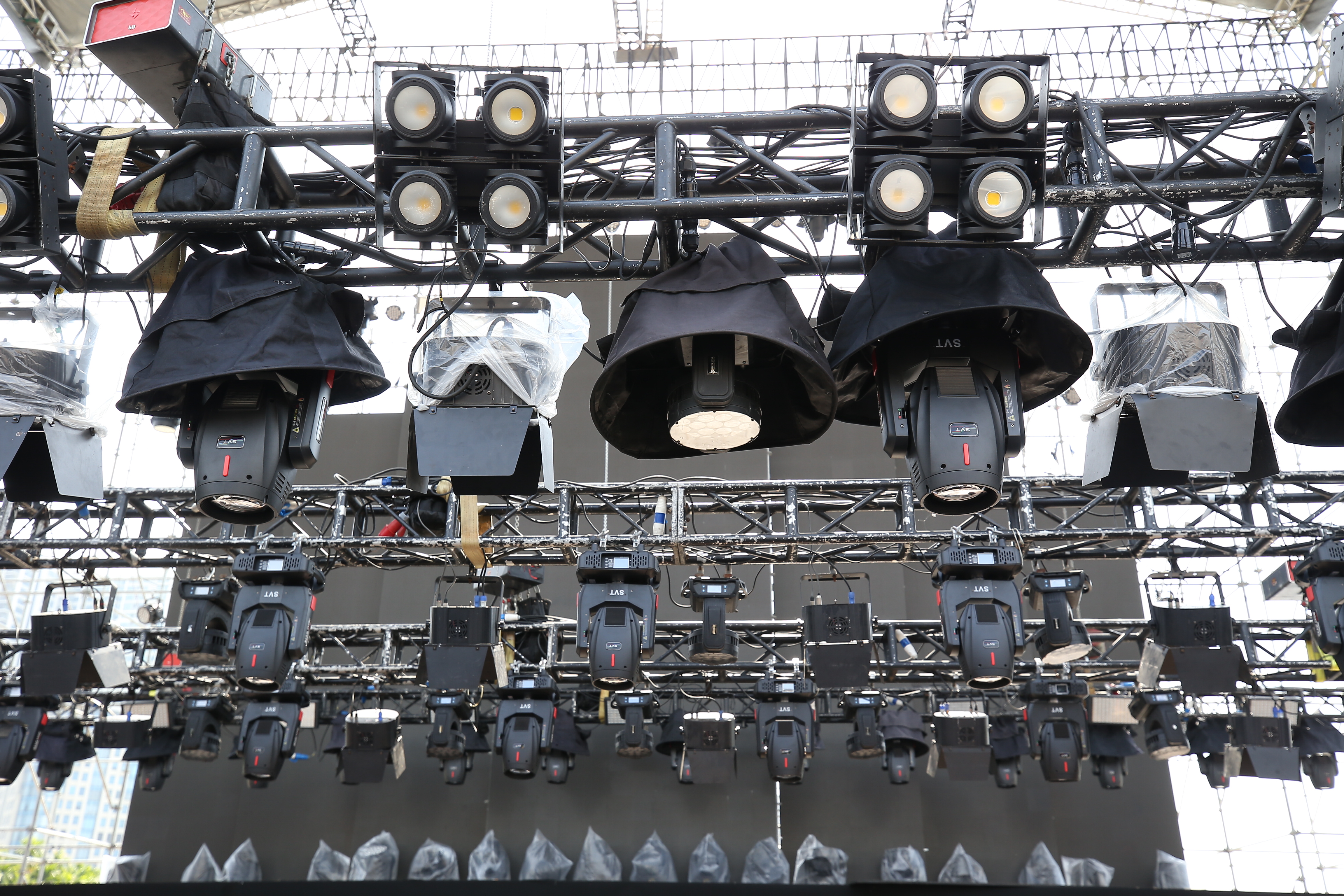 Hệ thống đèn sân khấu hiện đại được sử dụng để tạo hiệu ứng ánh sáng ấn tượng nhất