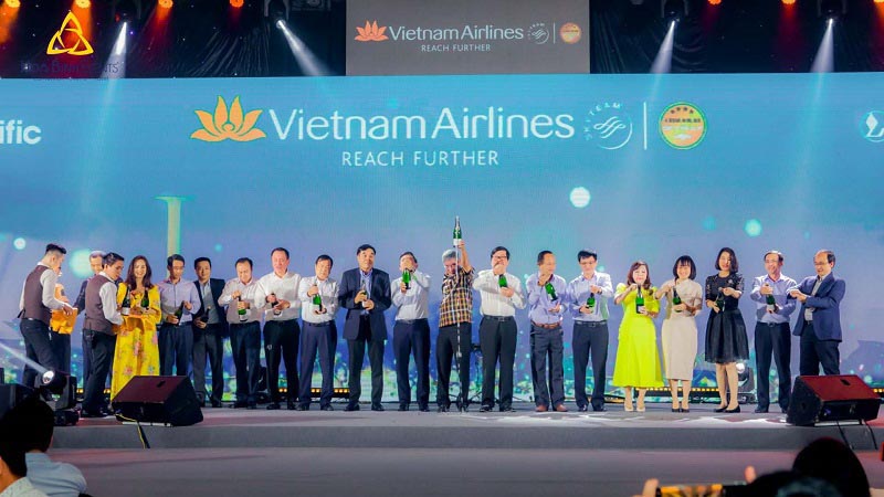 Lãnh đạo của Vietnam Airline mở rượu mừng