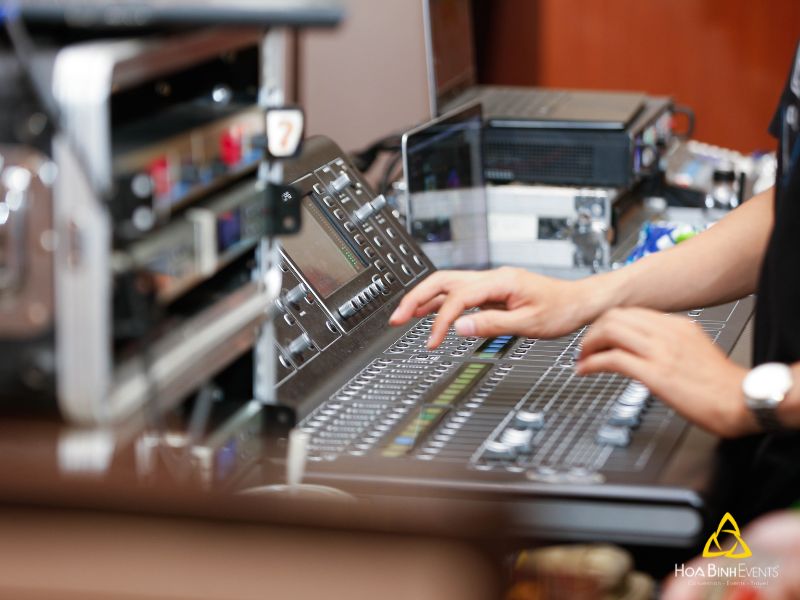 Bàn mixer nhận tín hiệu âm thanh từ tất cả các thiết bị âm thanh khác