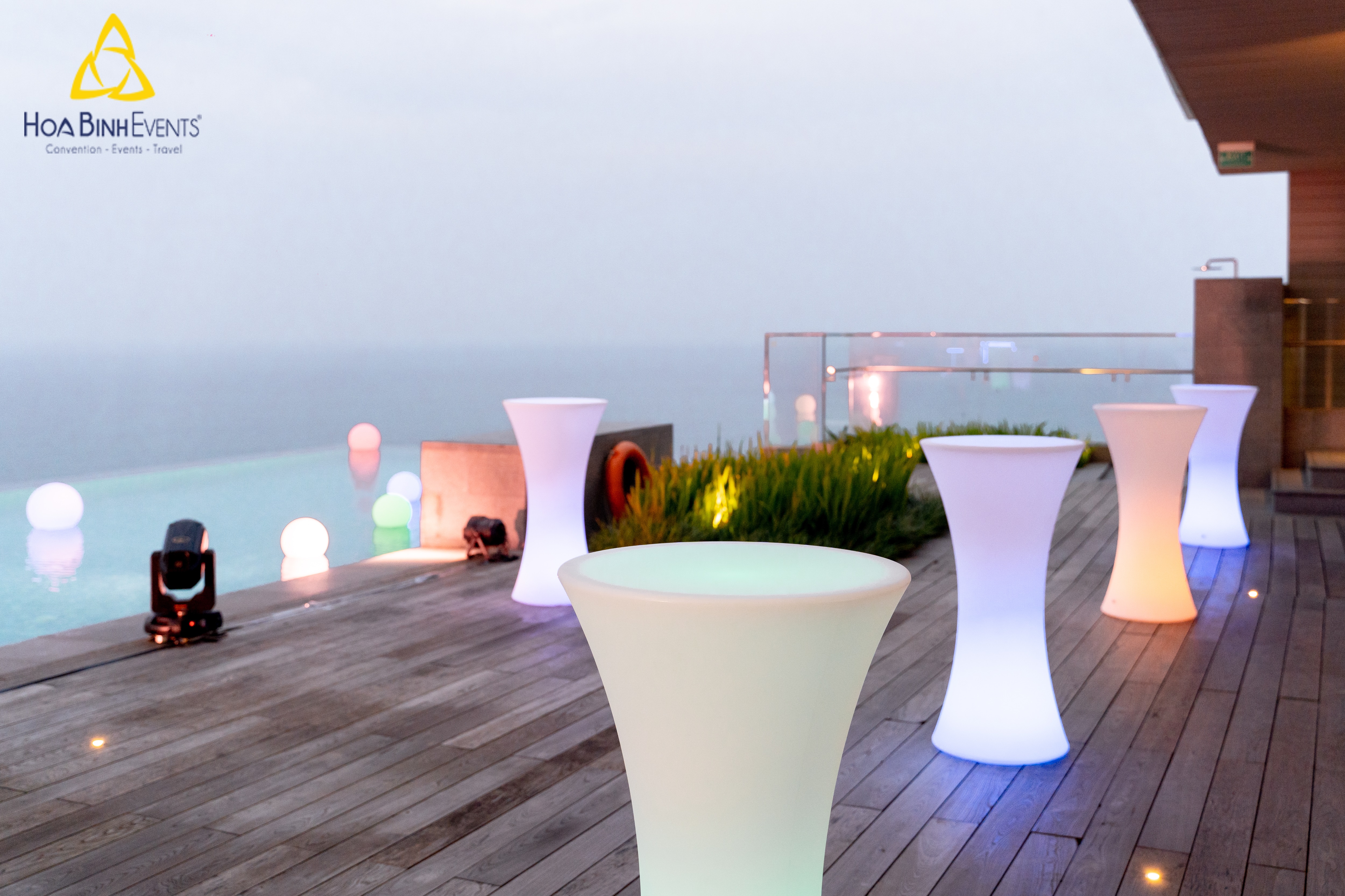 Bàn cocktail đứng giúp khách mời có thể thoải mái nói chuyện, giao lưu với nhau