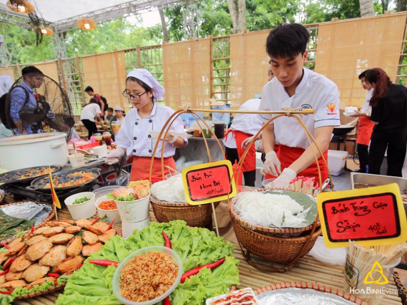 Thủ đô Hà Nội có nhiều công viên xanh mát và thoáng đãng phù hợp để tổ chức hội chợ ẩm thực