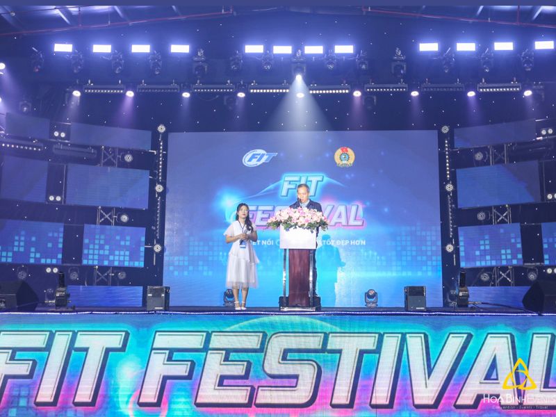 Sân khâu sự kiện Fit Festival được trang bị âm thanh ánh sáng hiện đại
