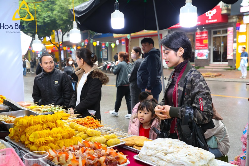 Menu ẩm thực hội chợ có món ăn đường phố