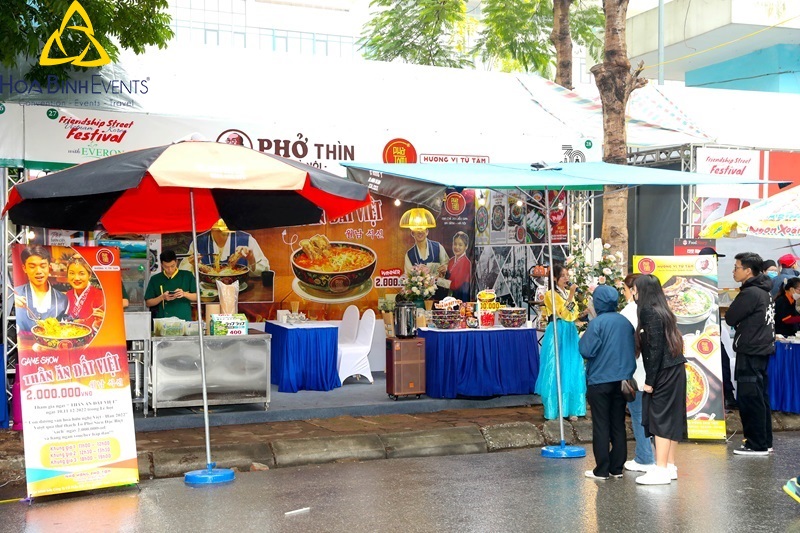 menu ẩm thực hội chợ với món ăn địa phương